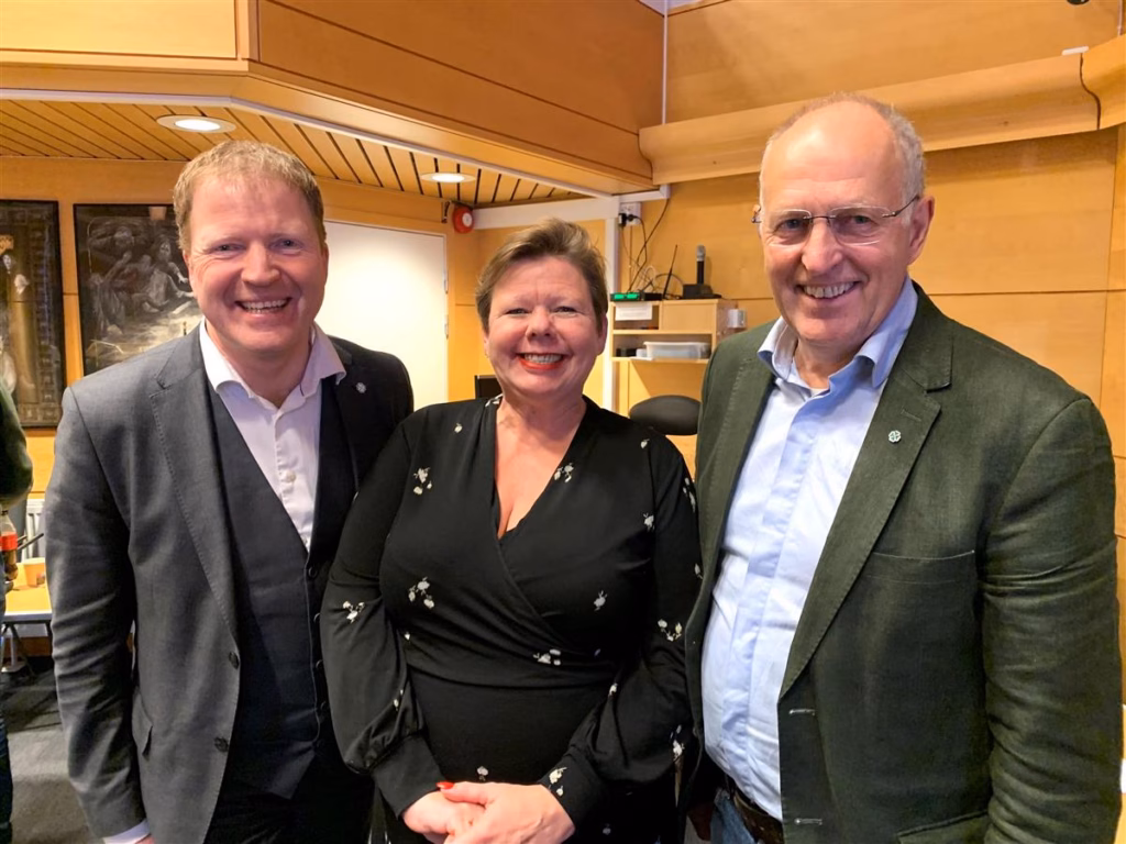 Transportkomiteens leder Sigbjørn Gjelsvik, fylkesrådsleder Siv Henriette Jacobsen og fylkesråd for samferdsel Olav Skinnes i Viken fylkeskommunes forretningsministerium mener samarbeid er viktig når store samferdselsprosjekt skal utvikles.